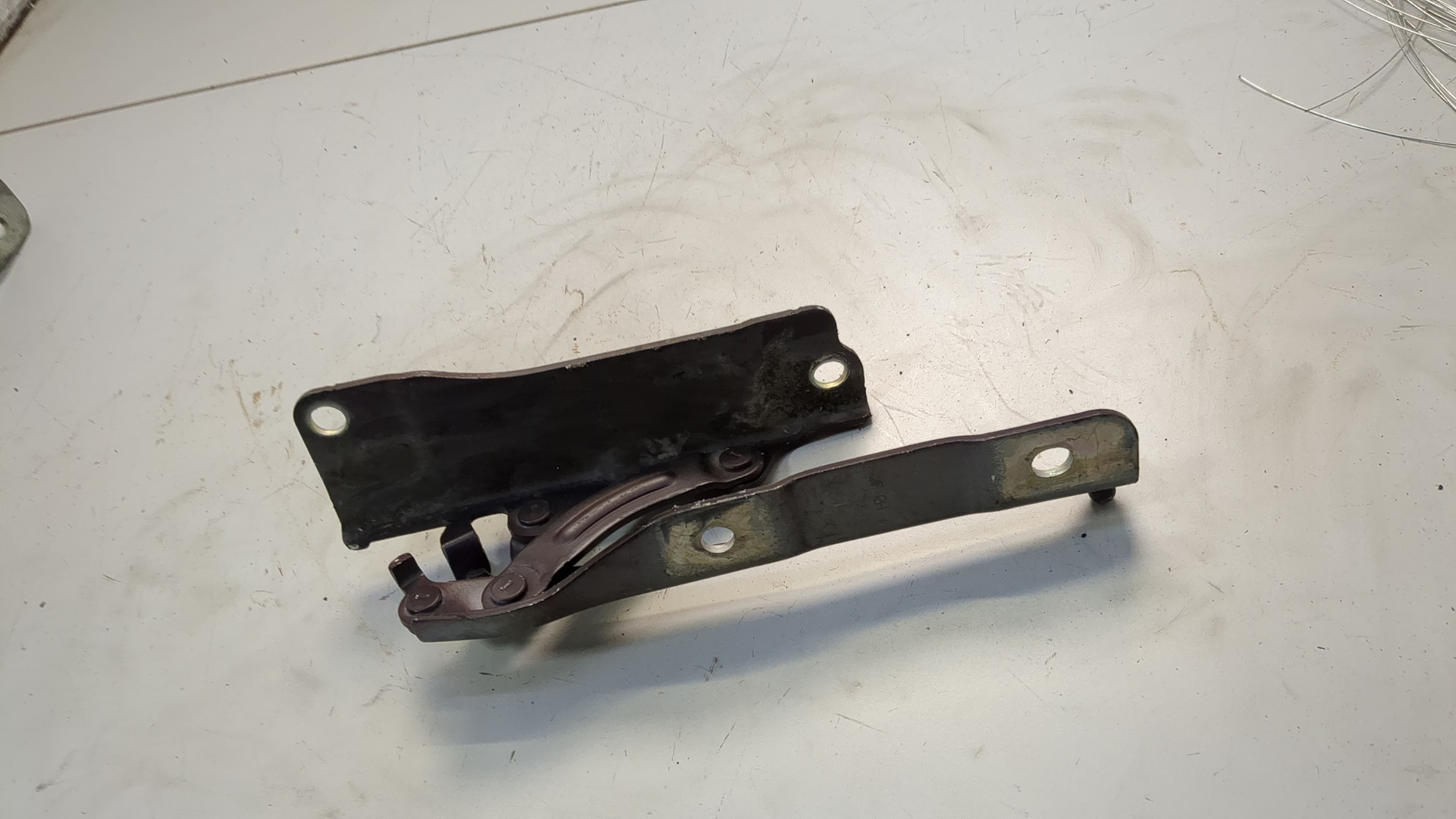 Петля капота правая