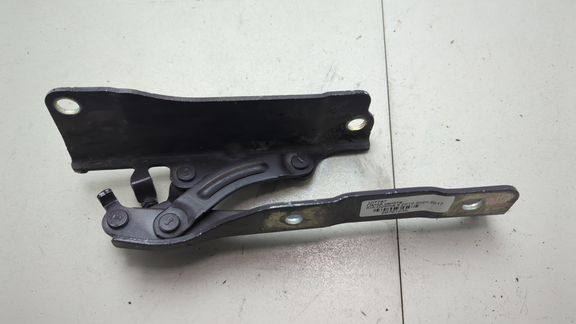 Петля капота правая