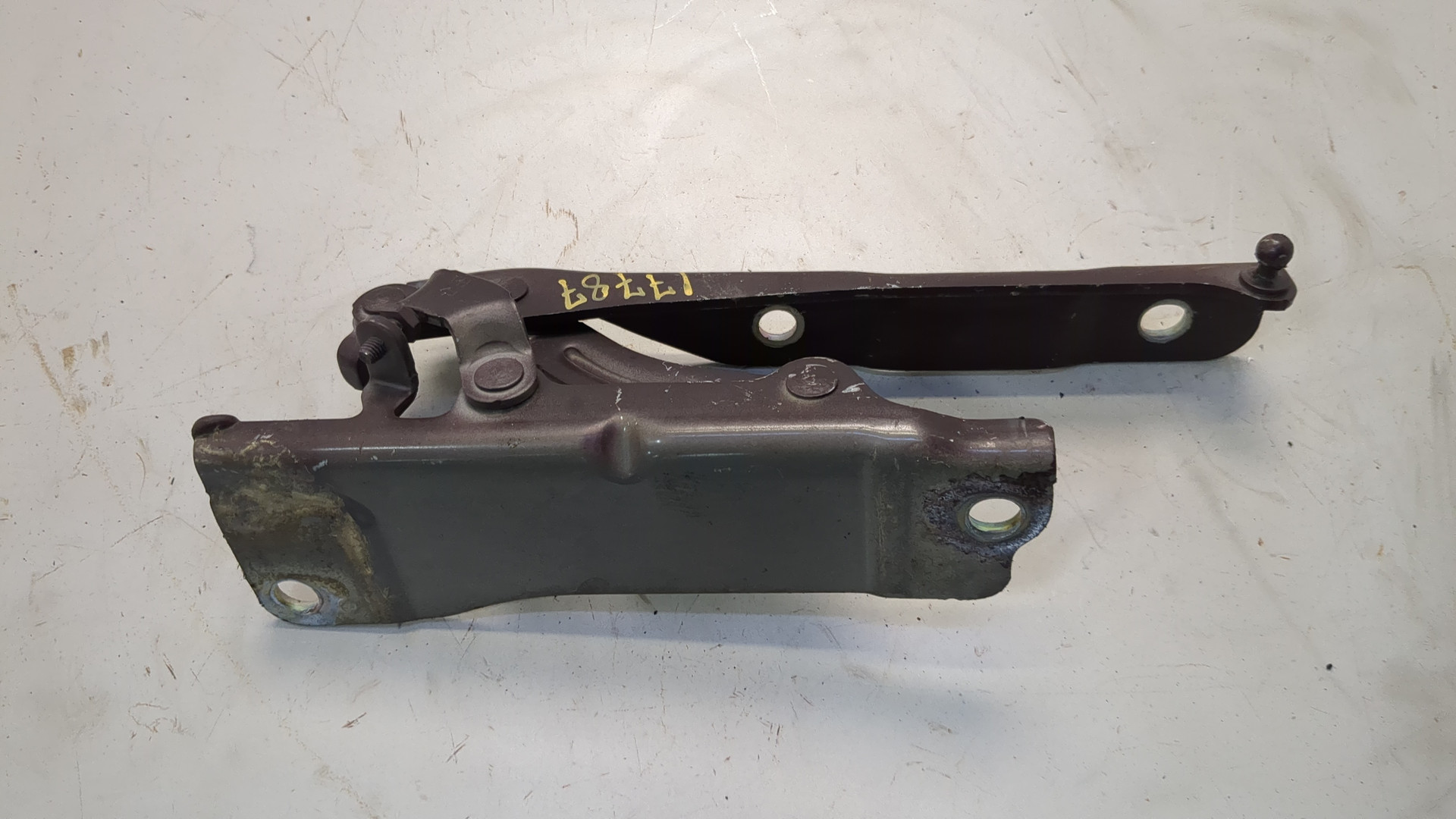 Петля капота правая