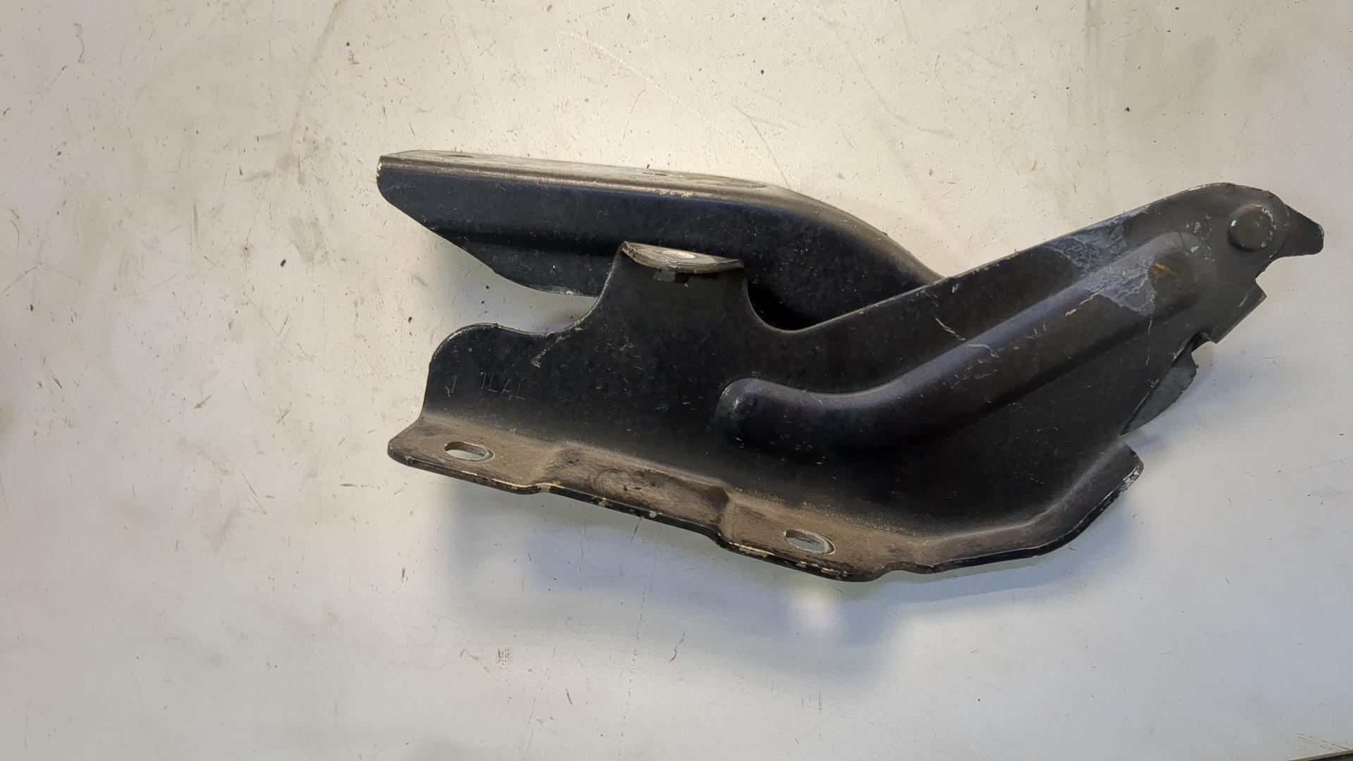 Петля капота левая