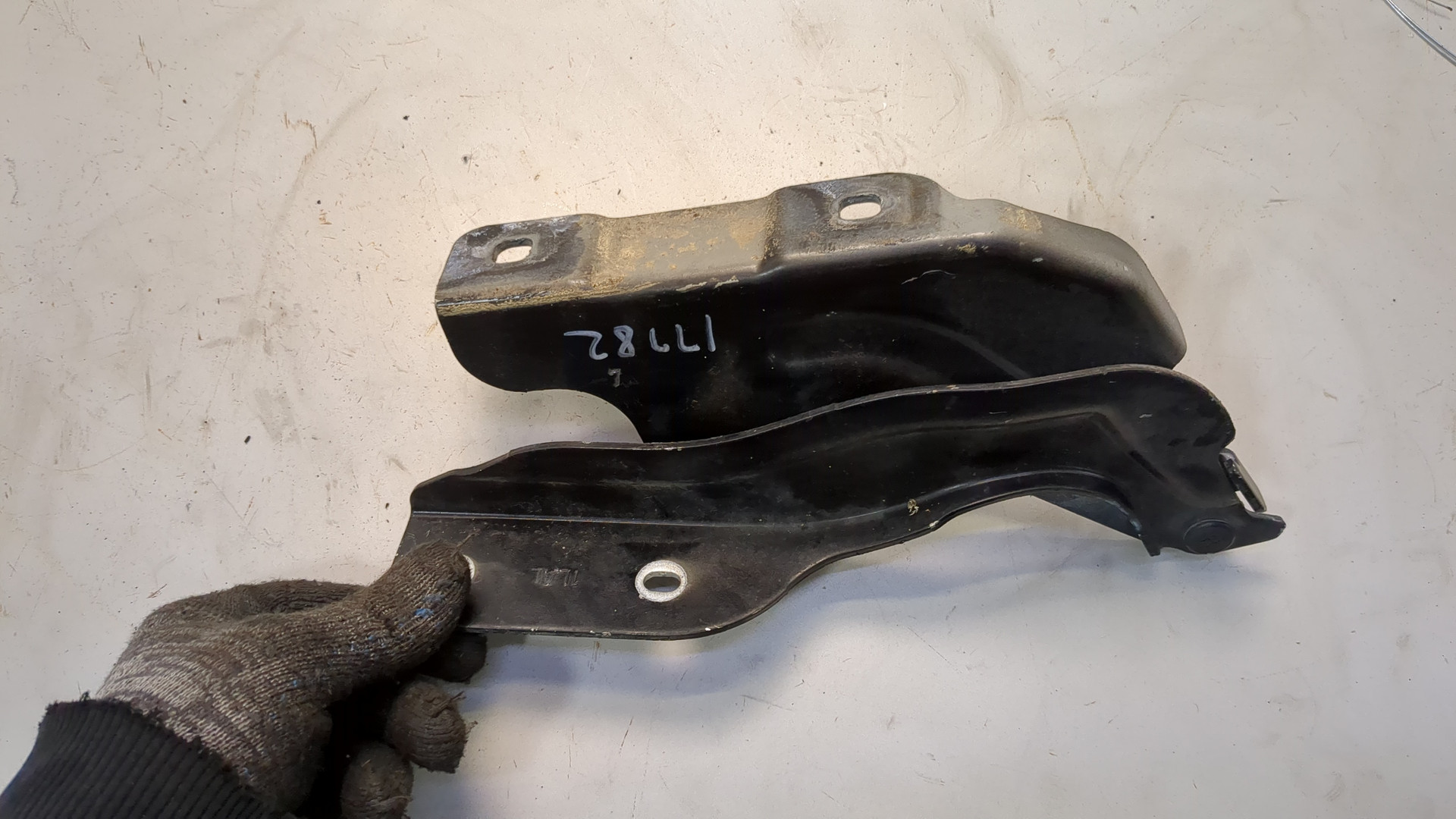 Петля капота левая