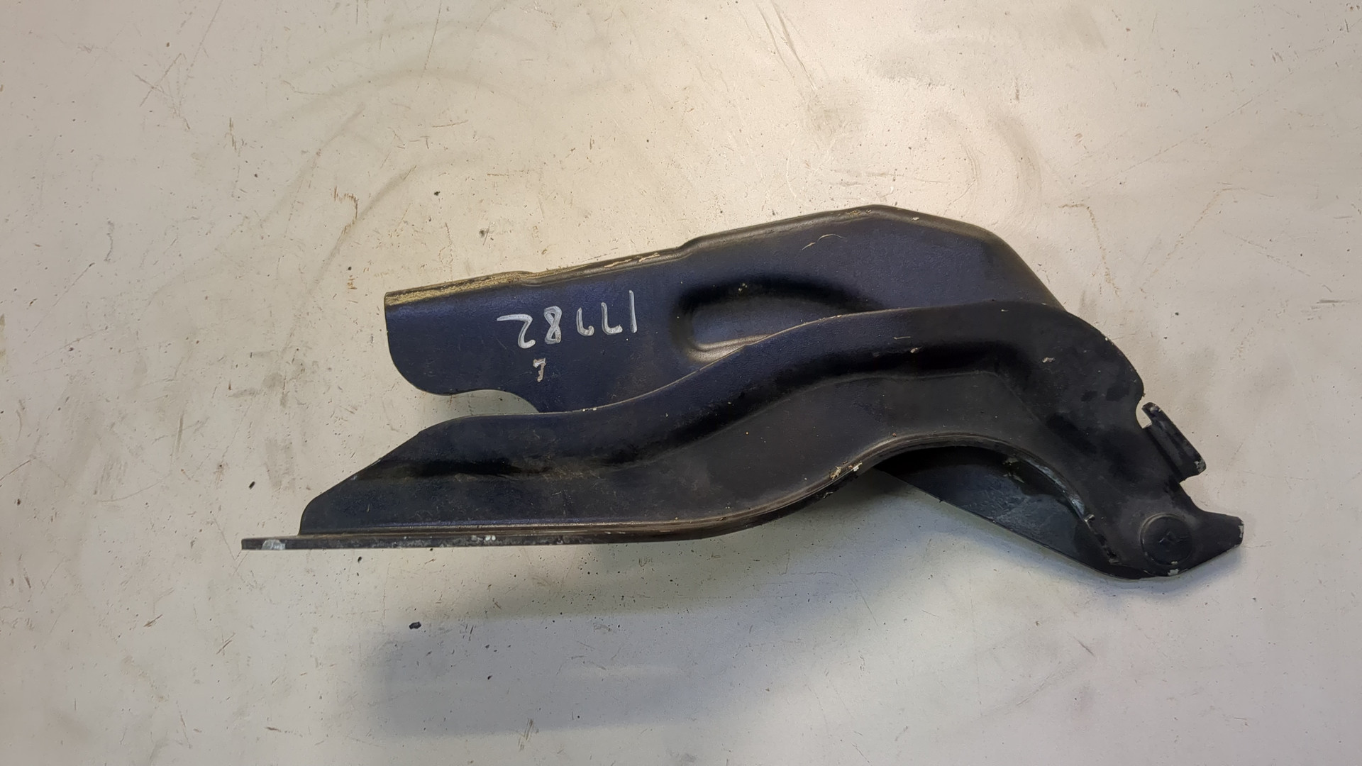 Петля капота левая