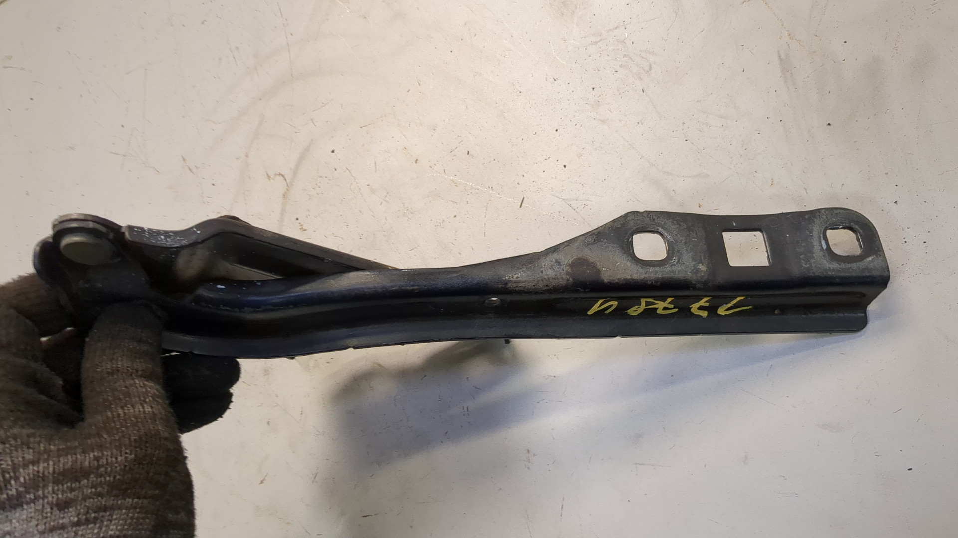 Петля капота правая