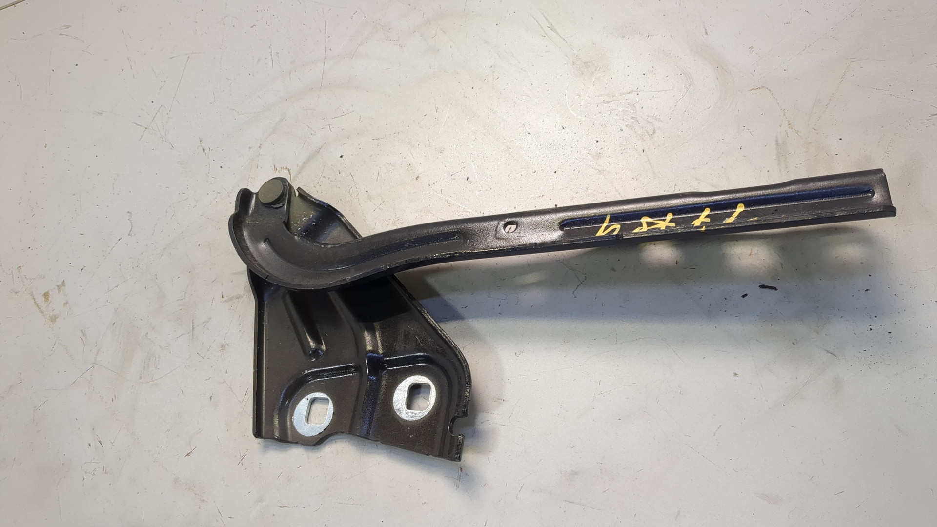 Петля капота правая