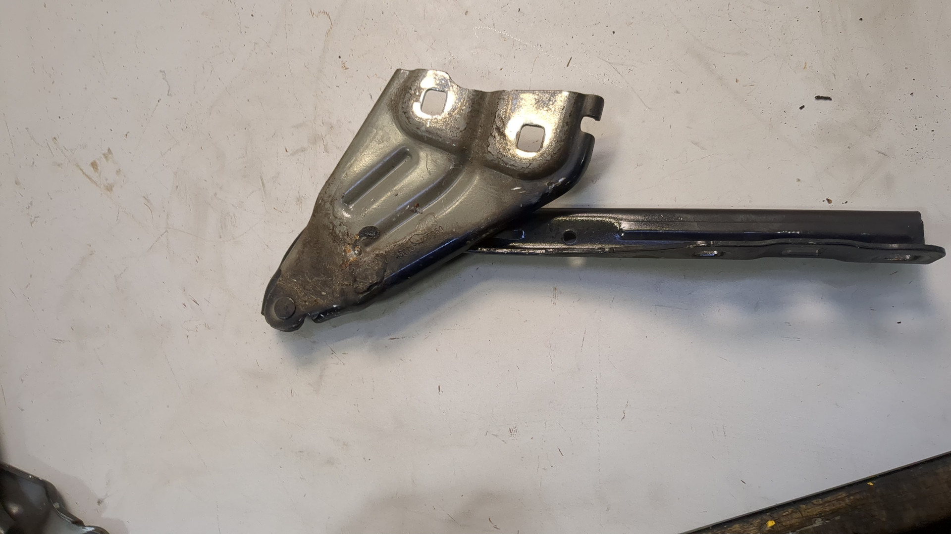 Петля капота правая