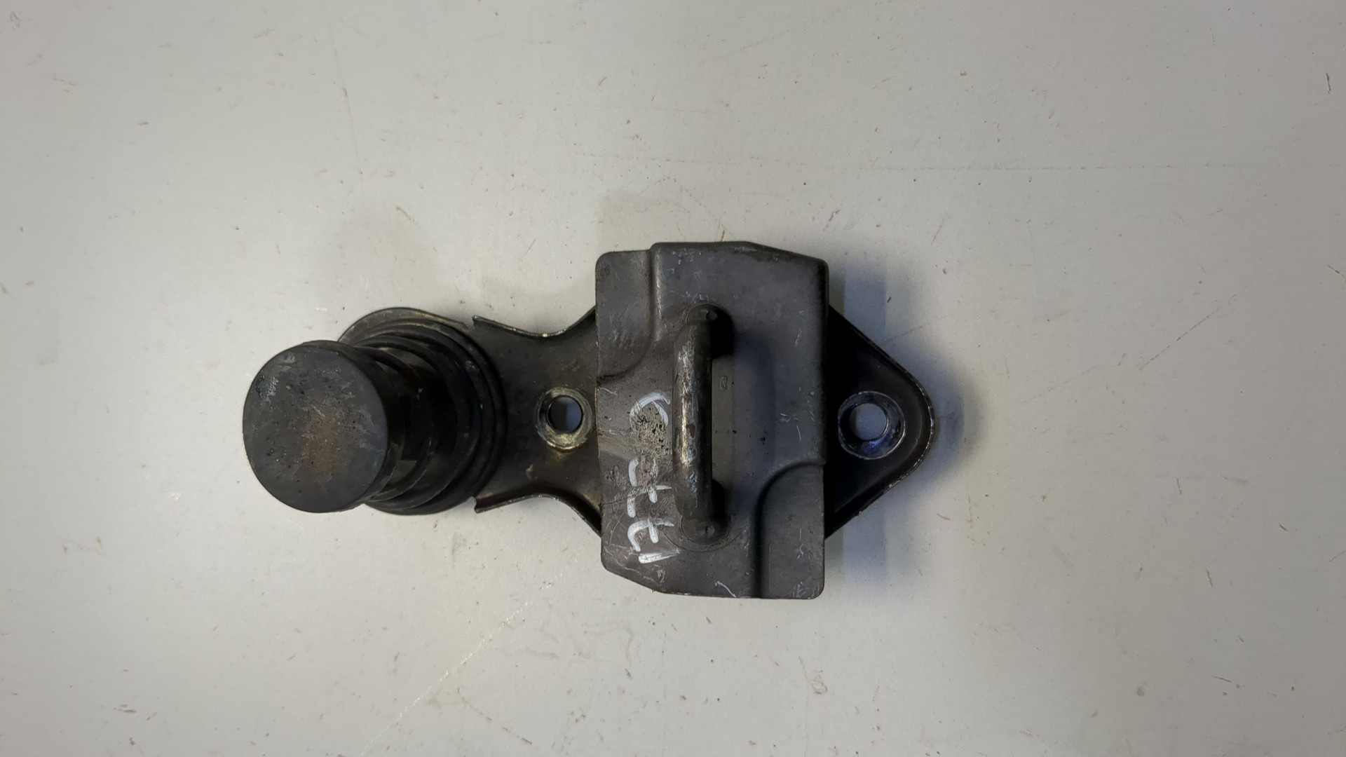 Петля капота