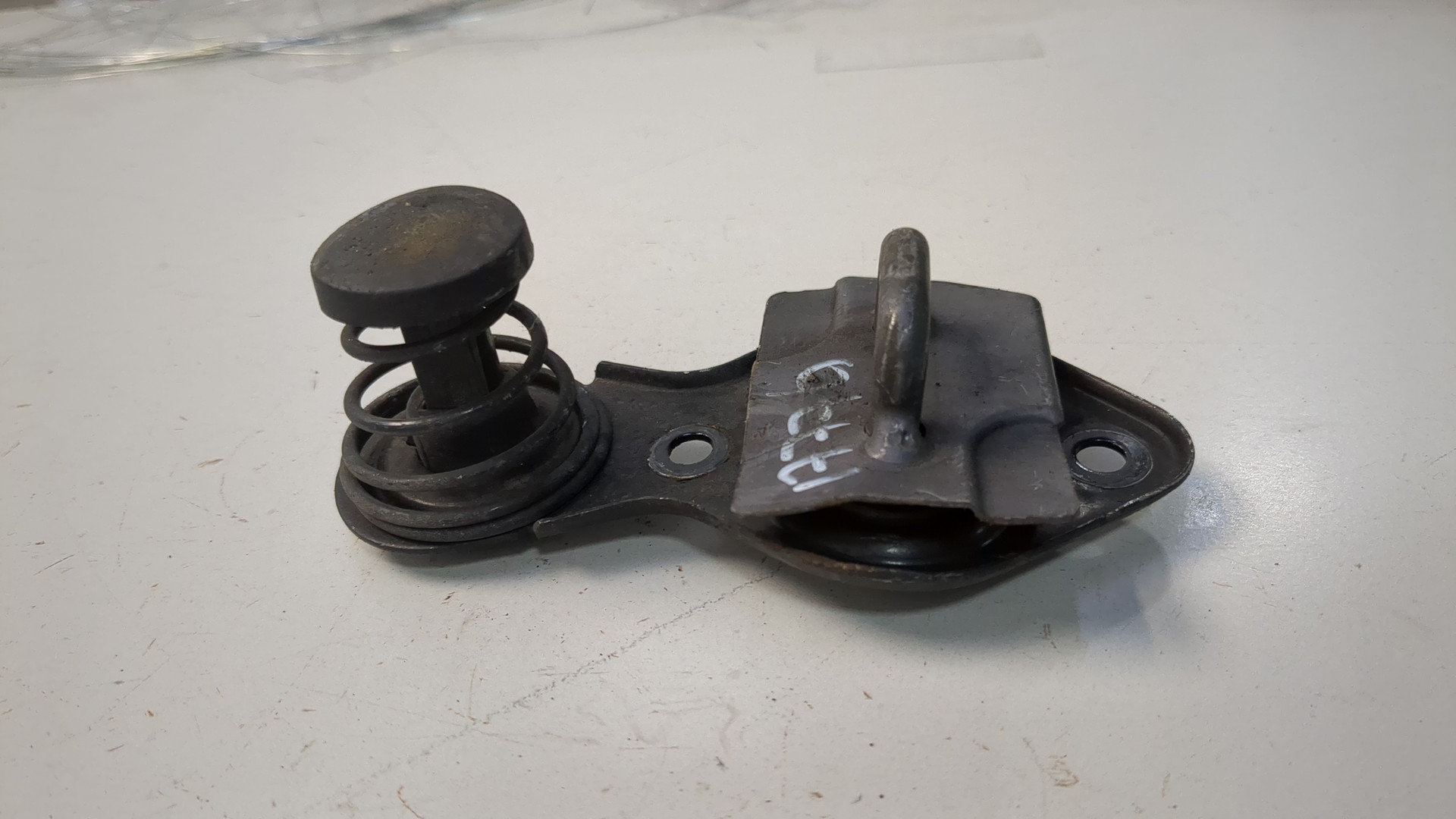 Петля капота