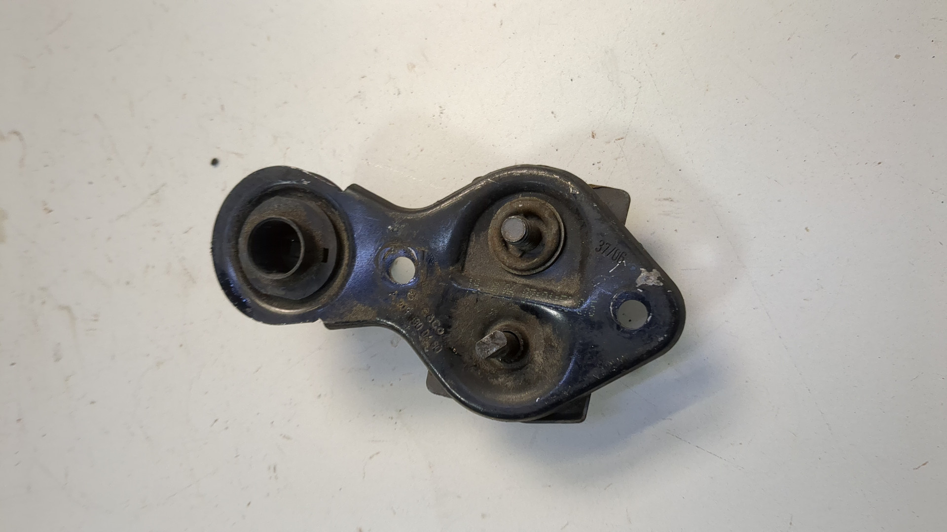 Петля капота