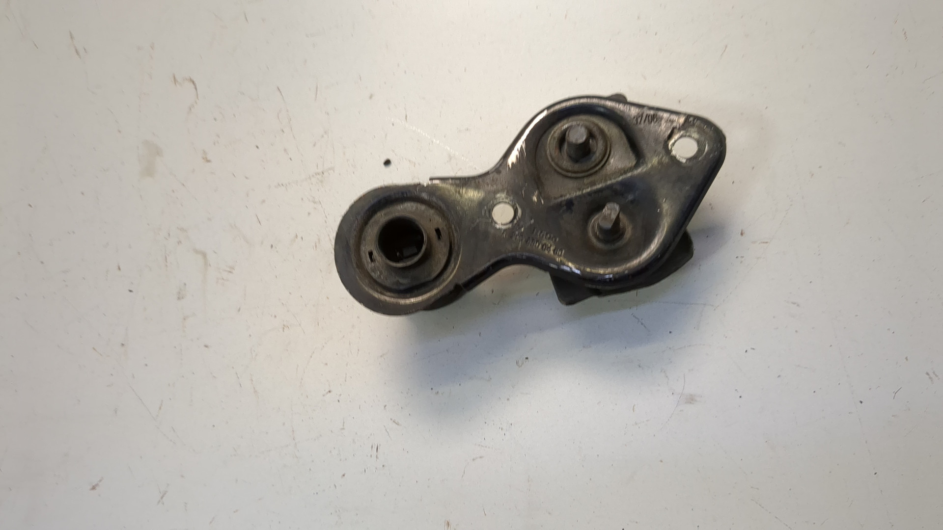 Петля капота