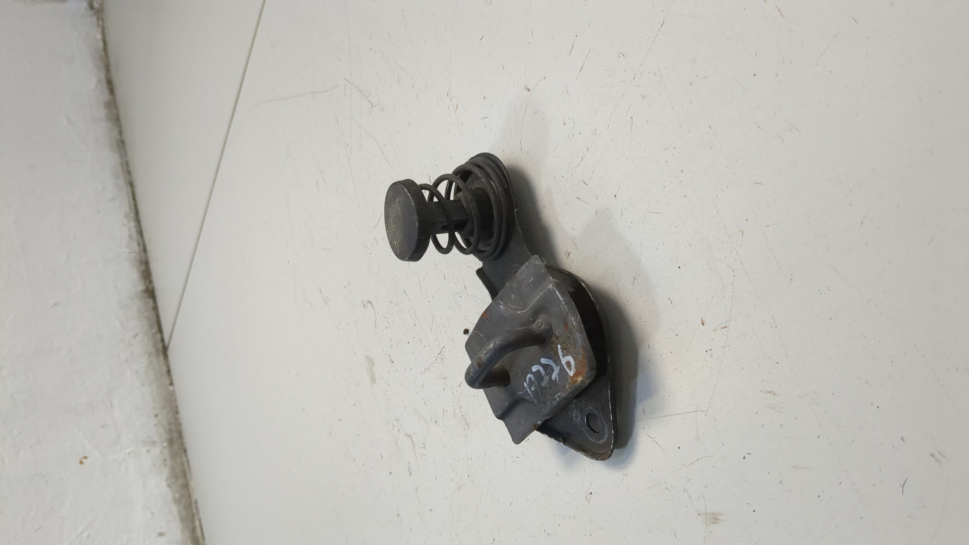 Петля капота