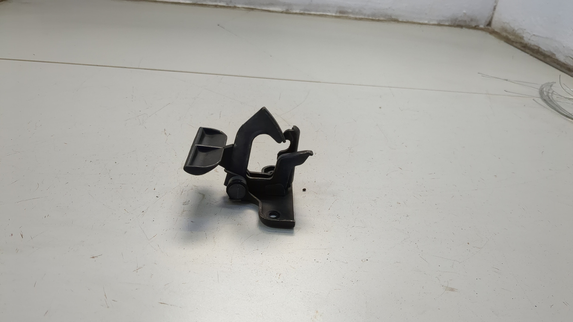 Замок капота