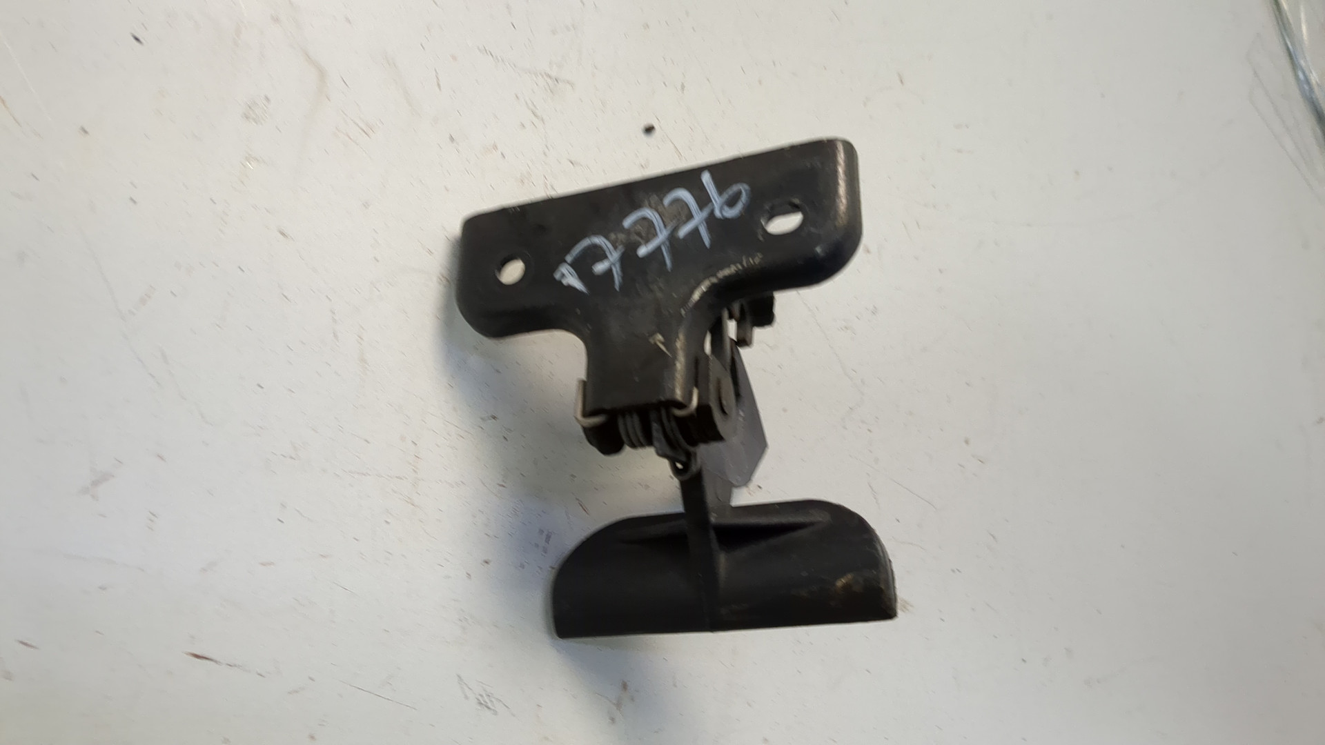 Замок капота