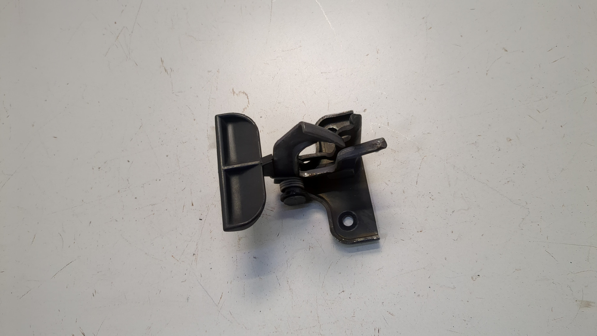 Замок капота