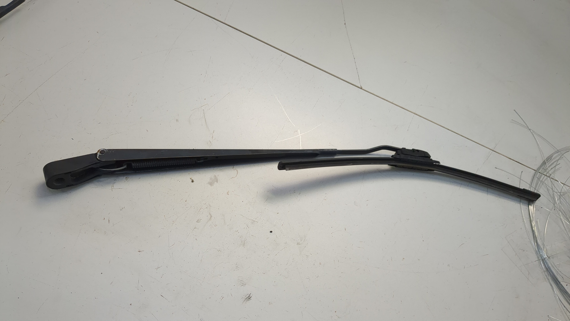 Поводок стеклоочистителя переднего