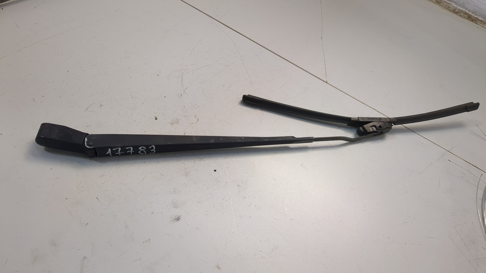 Поводок стеклоочистителя переднего