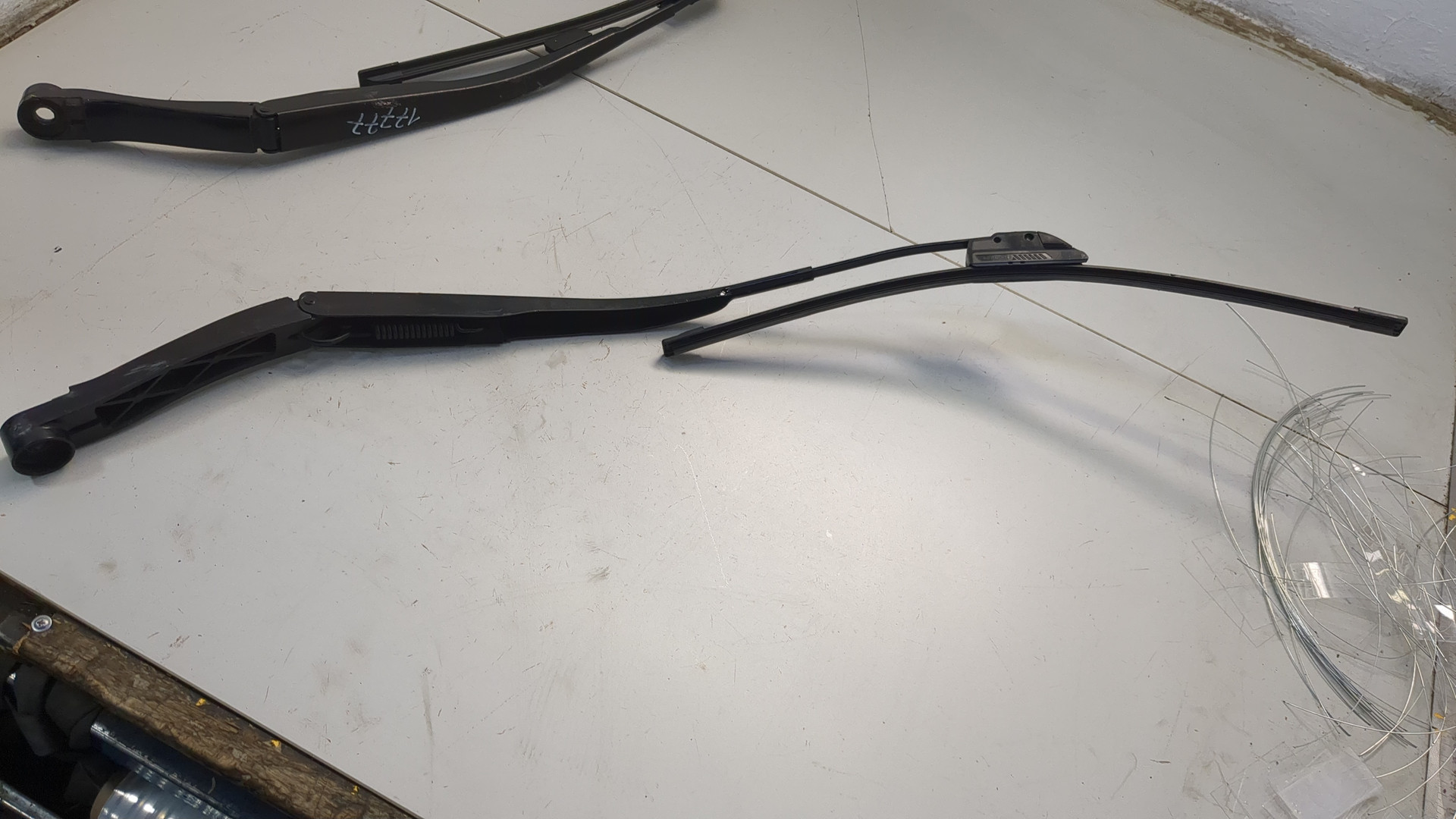 Поводок стеклоочистителя передний правый