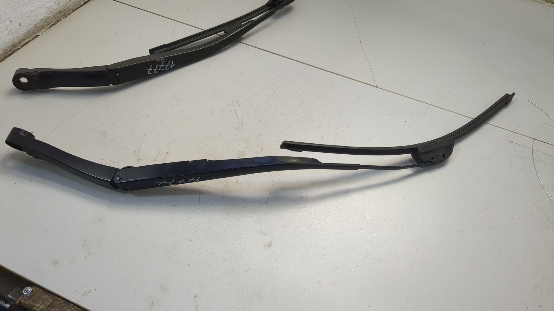 Поводок стеклоочистителя передний правый