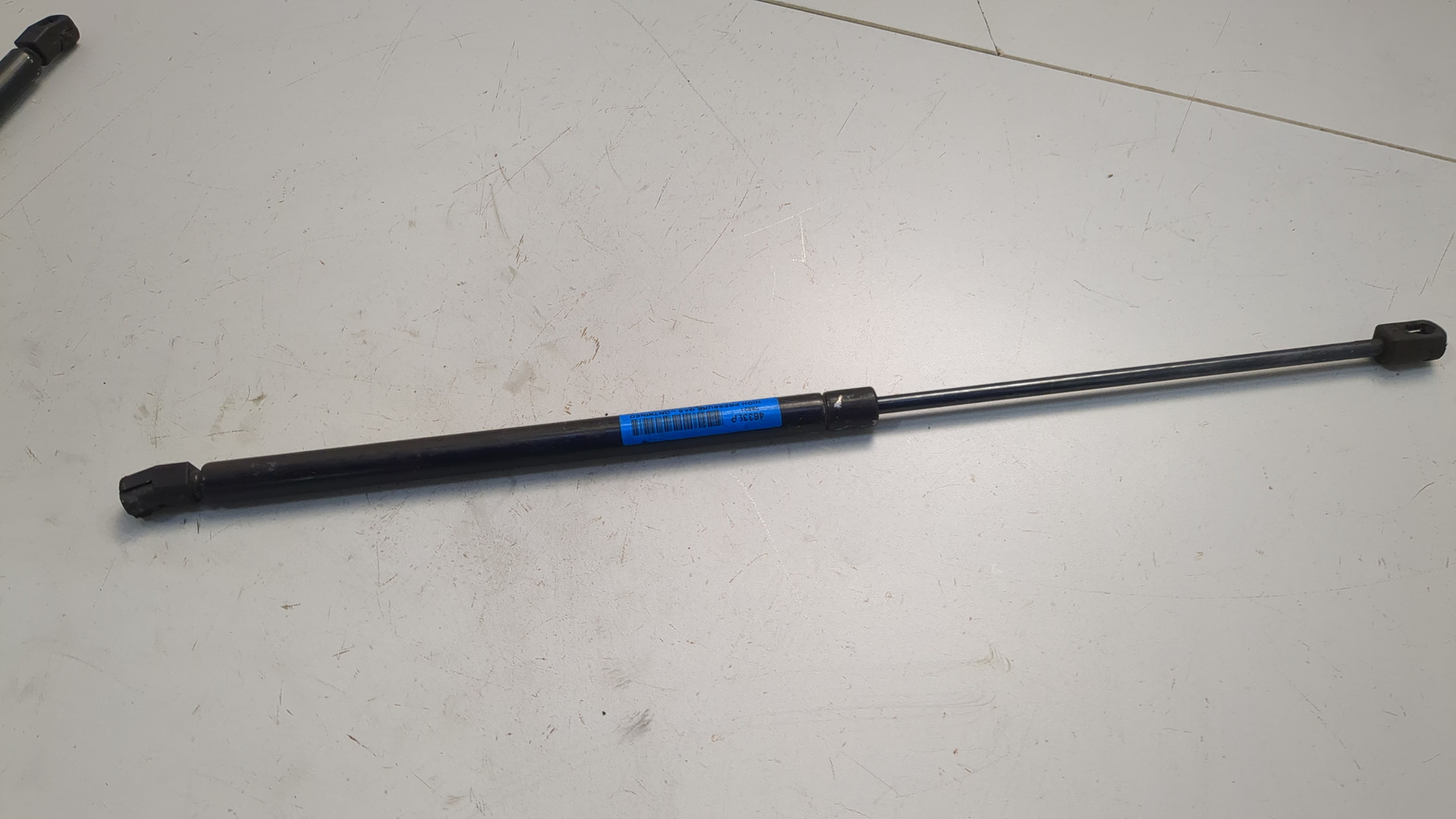 Амортизатор крышки багажника