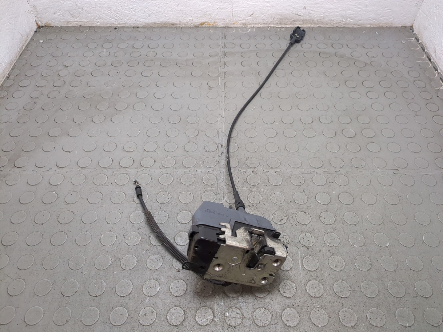 Замок двери задней левой