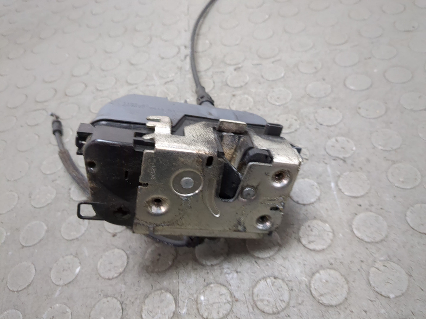 Замок двери задней левой