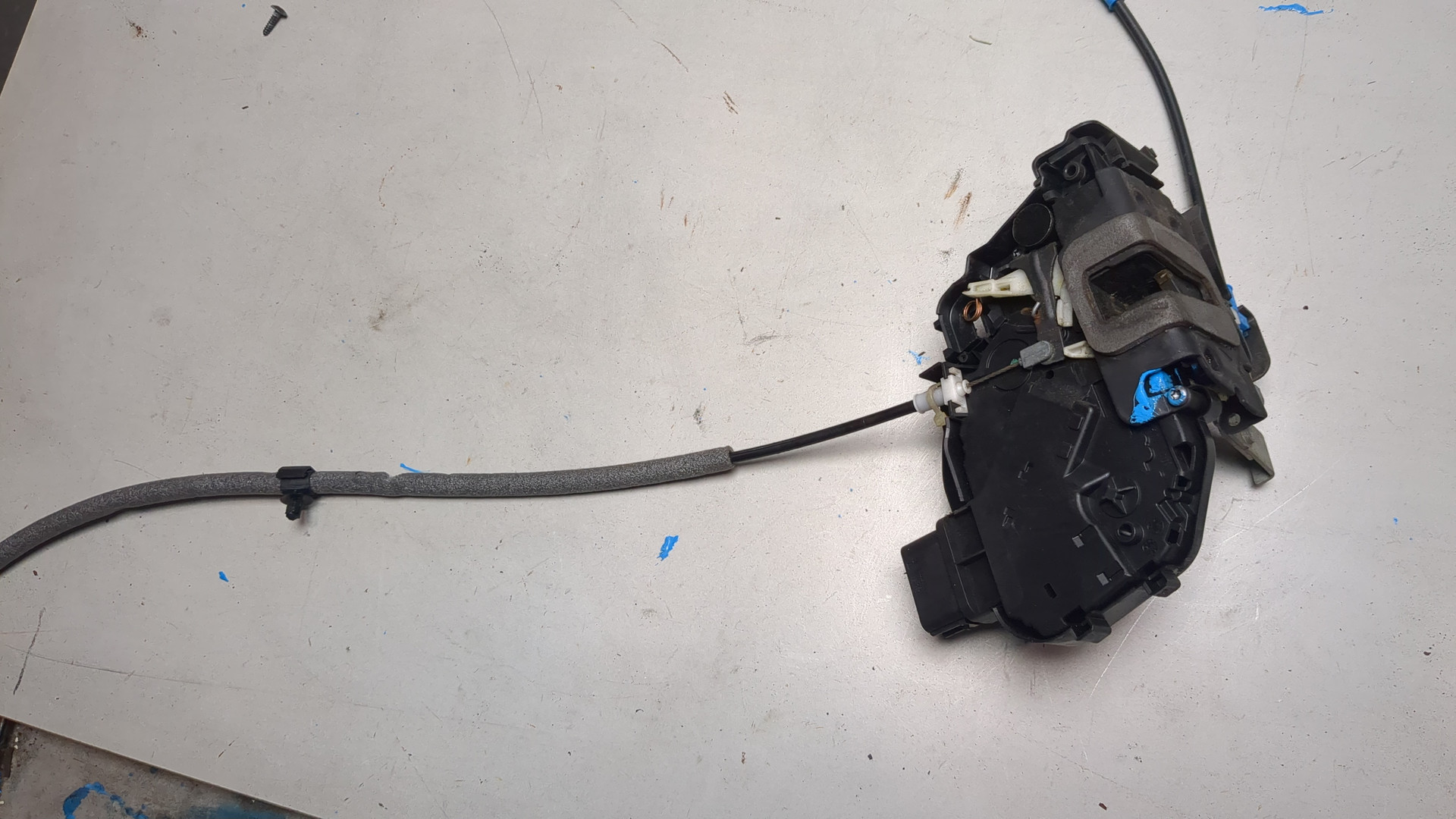 Замок двери передней правой