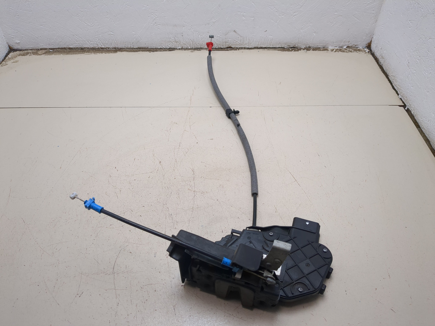 Замок двери передней правой