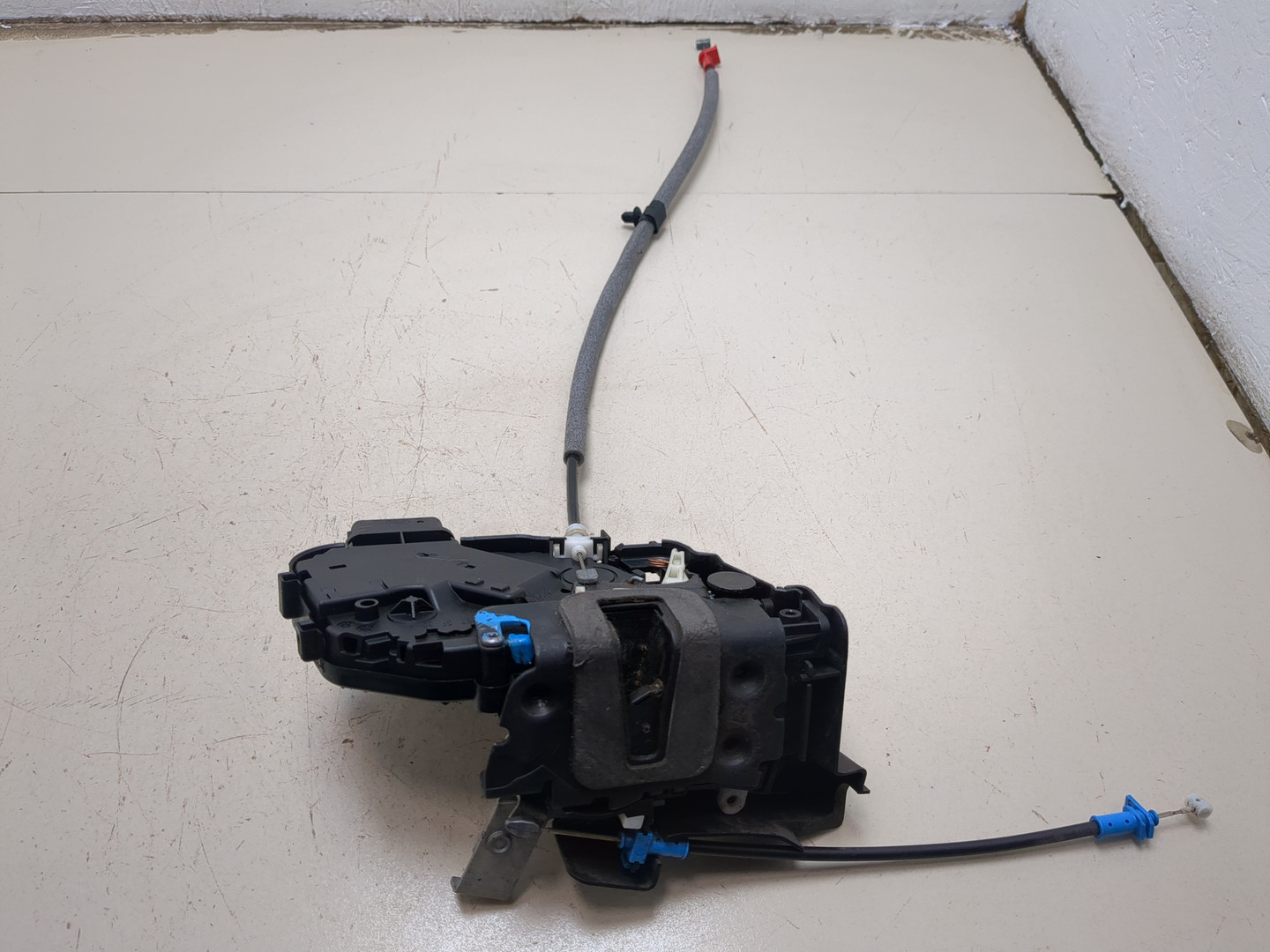 Замок двери передней правой