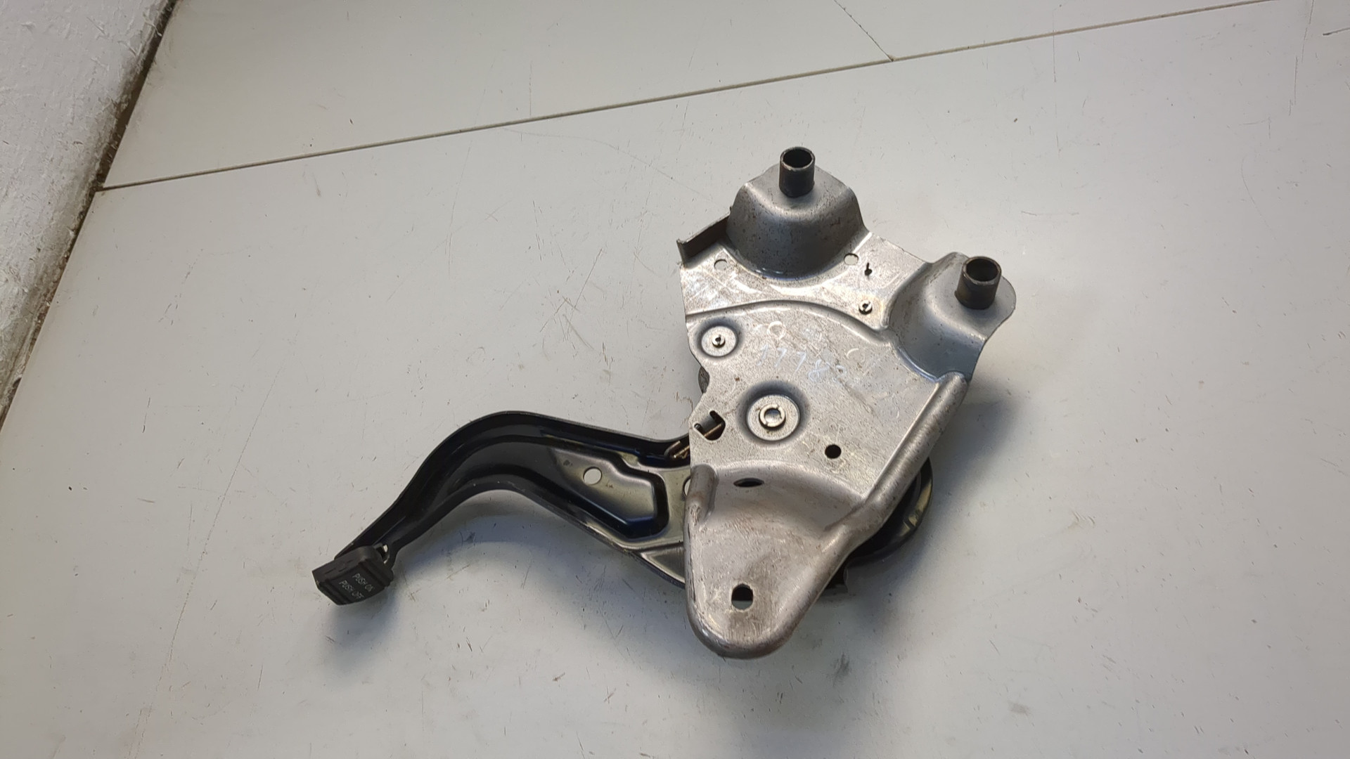 Рычаг стояночного тормоза