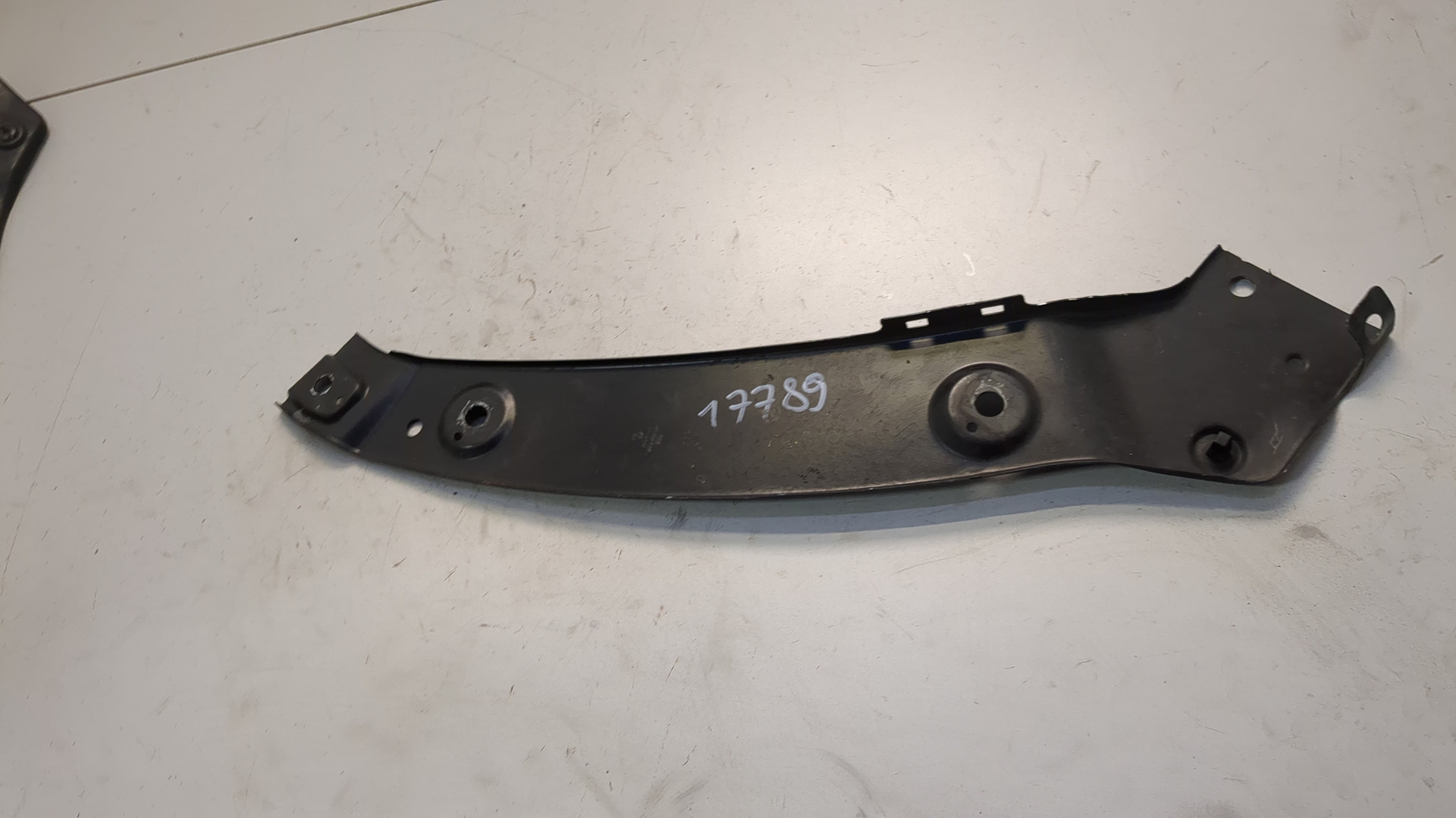 Кронштейн фар левый