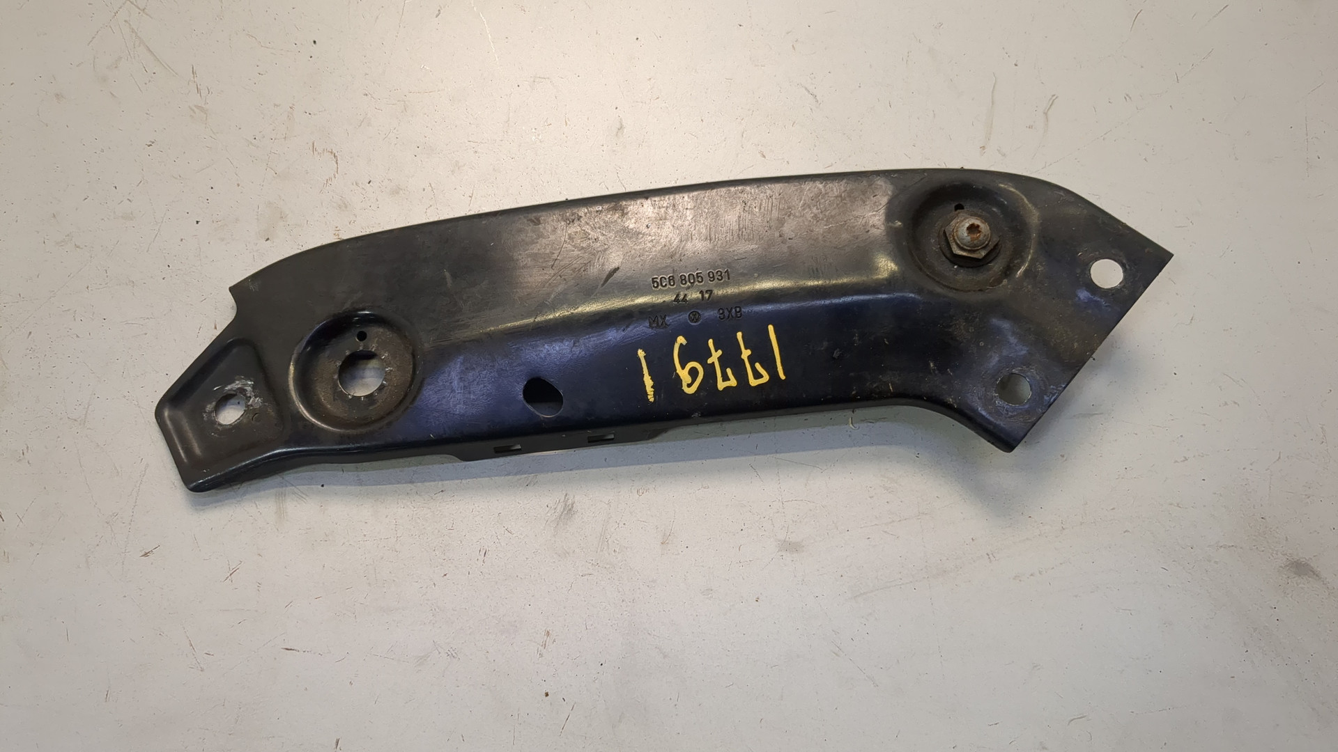 Кронштейн фар левый