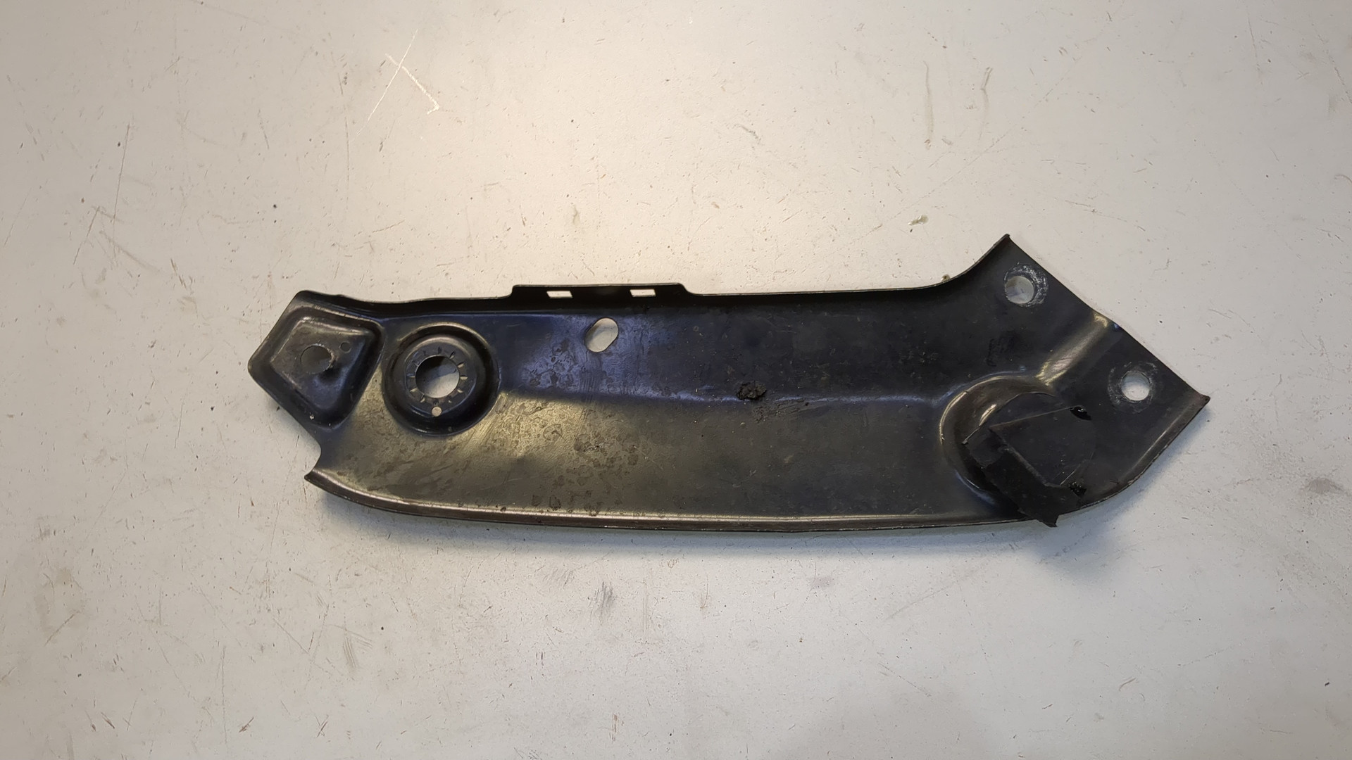 Кронштейн фар левый