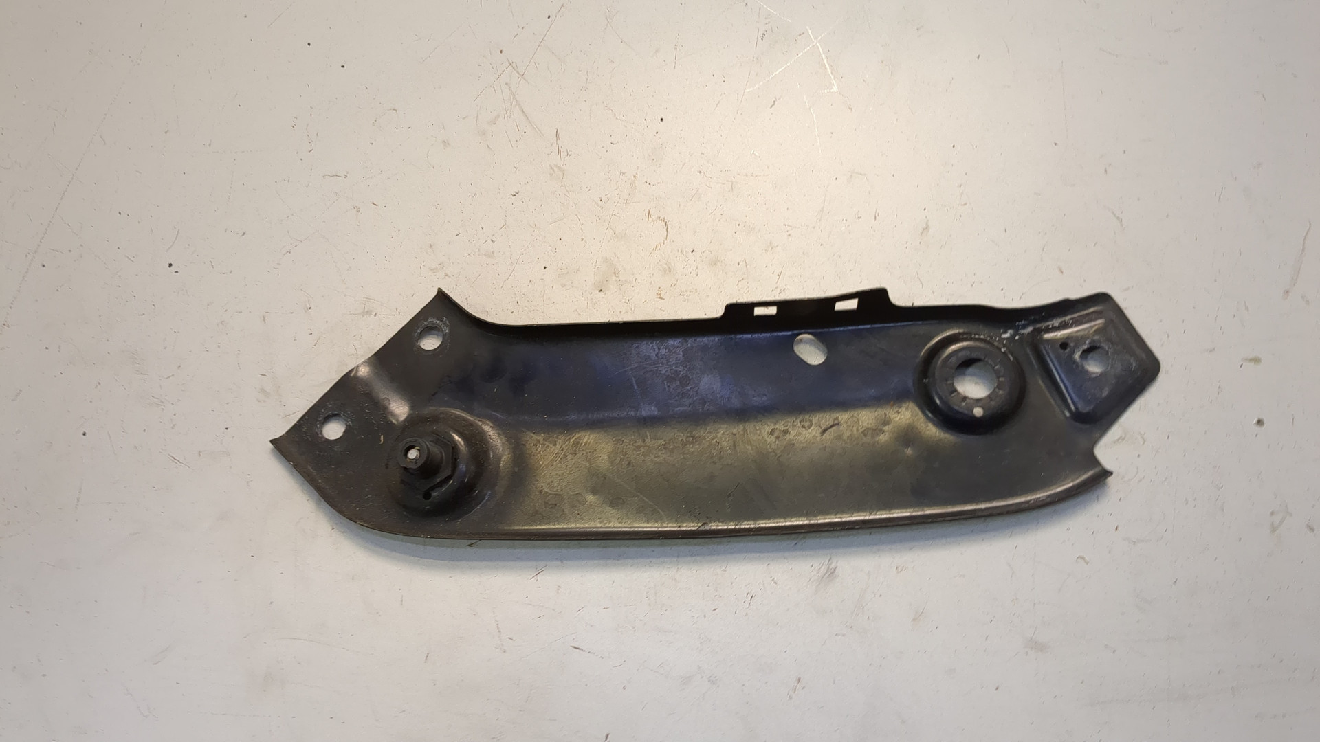 Кронштейн фар правый