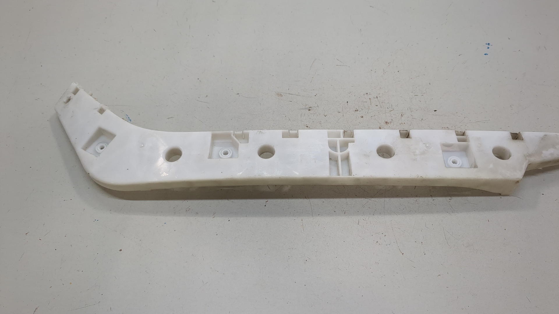 Кронштейн заднего бампера правый