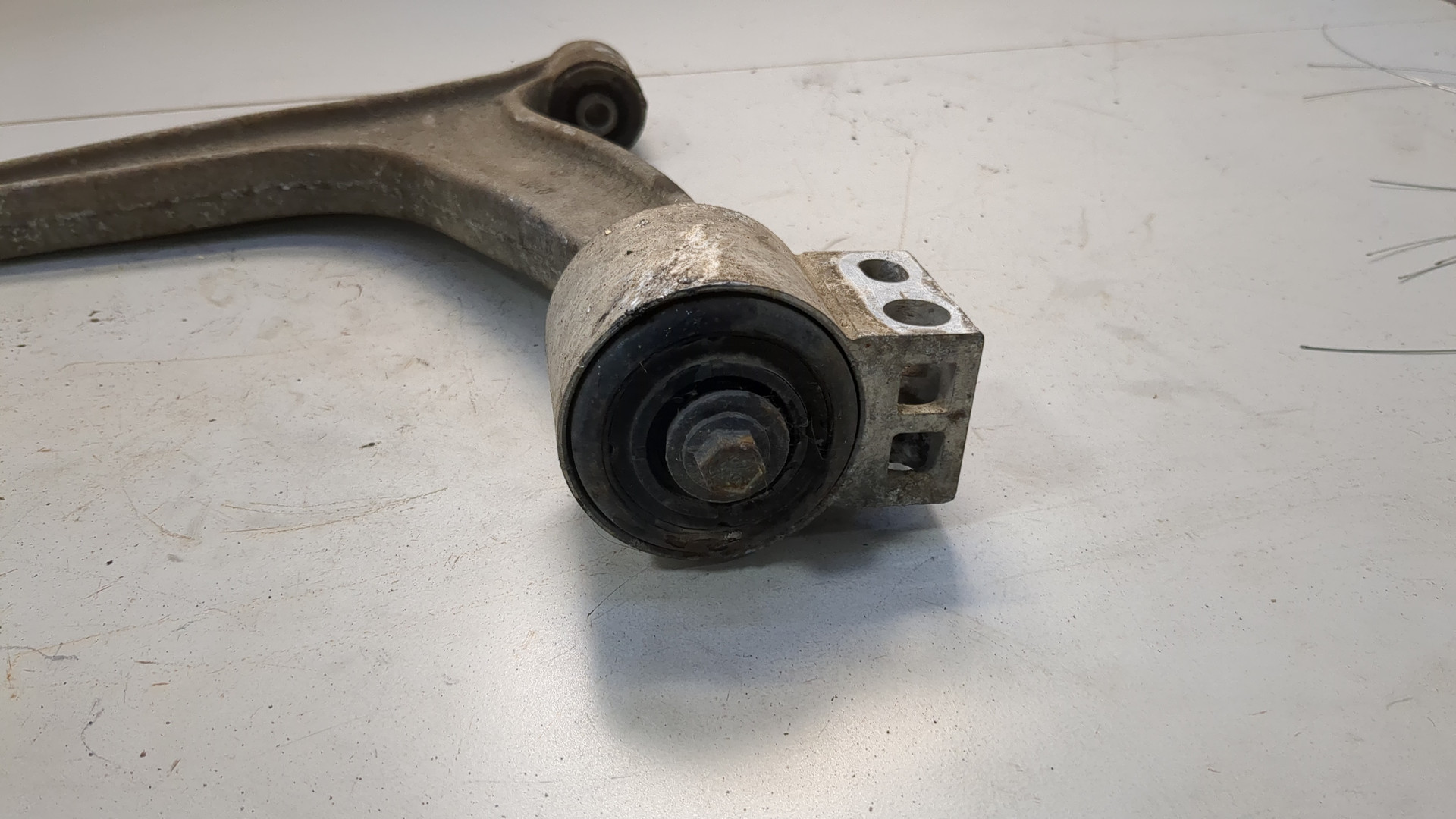 Рычаг передний левый