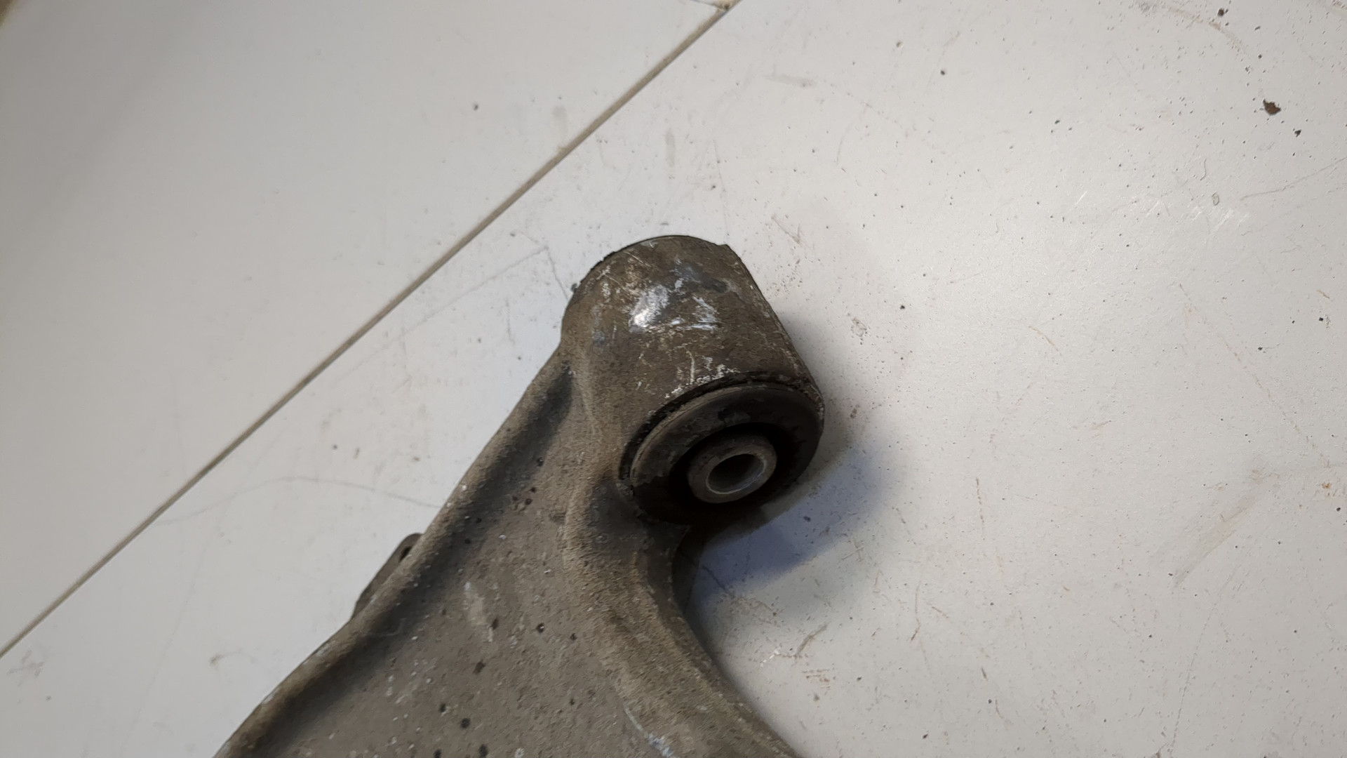 Рычаг передний левый