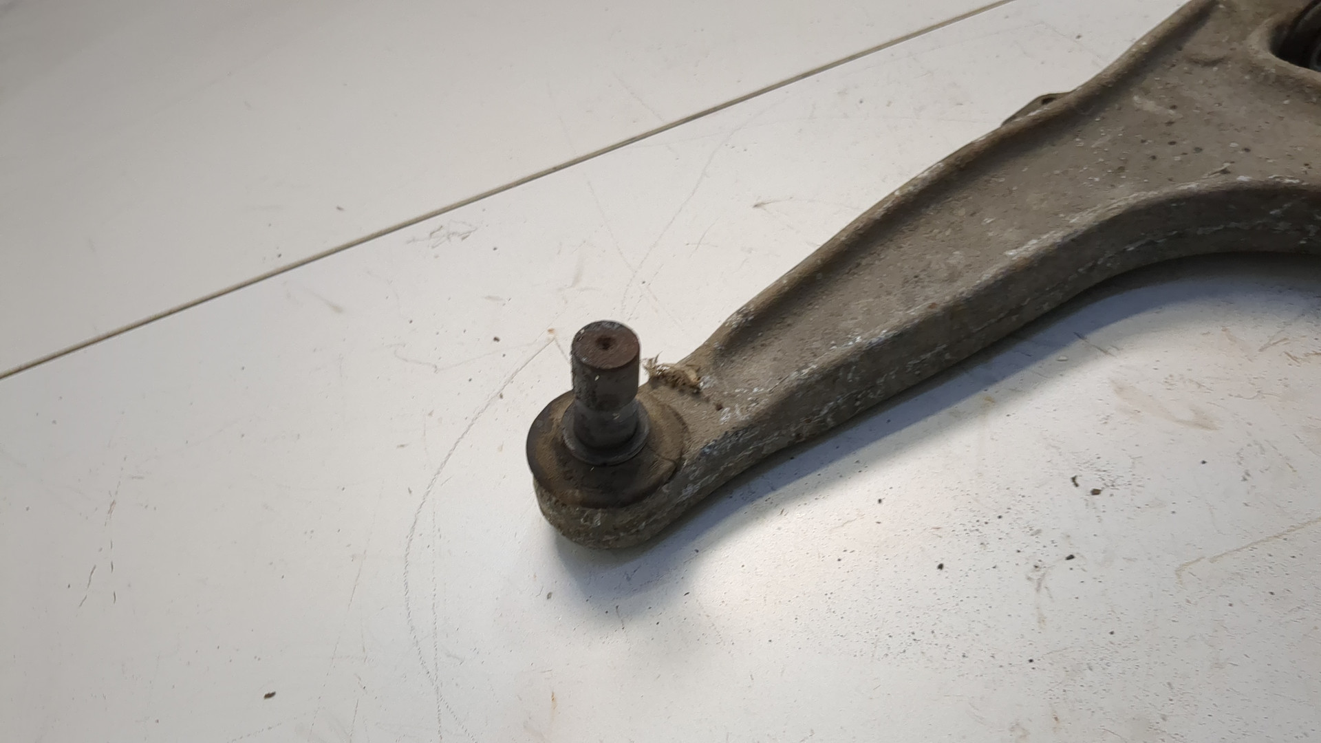 Рычаг передний левый