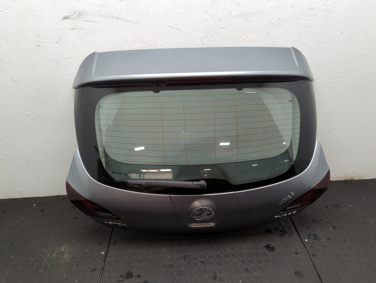 Дверь багажника