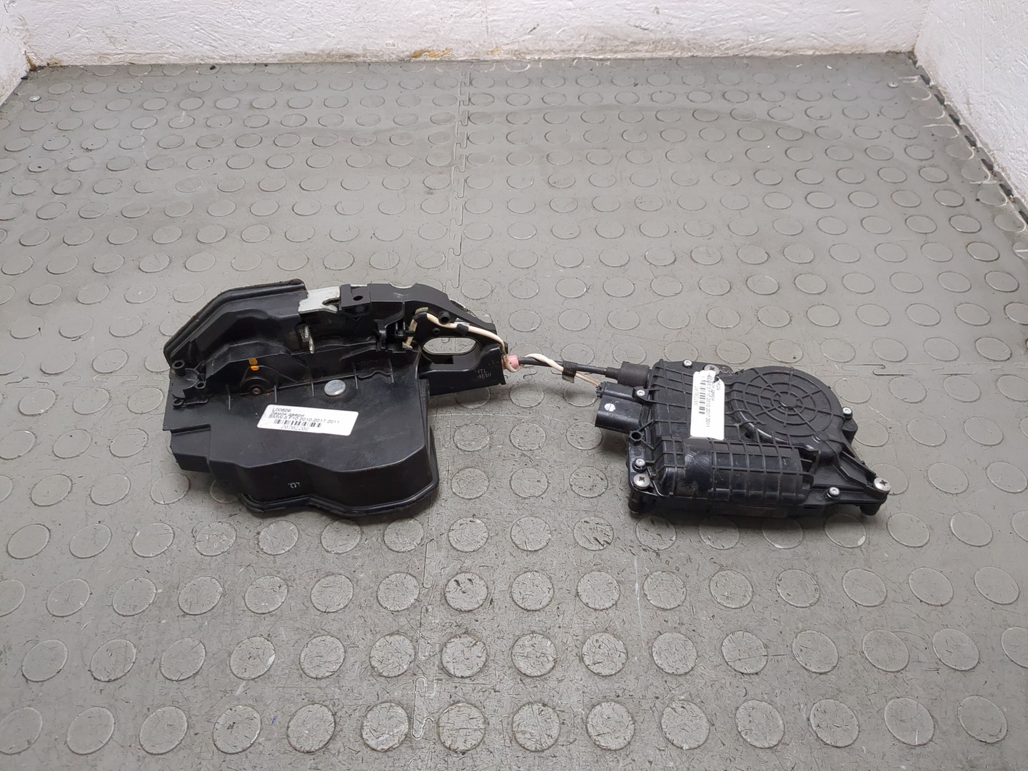 Замок двери задней левой