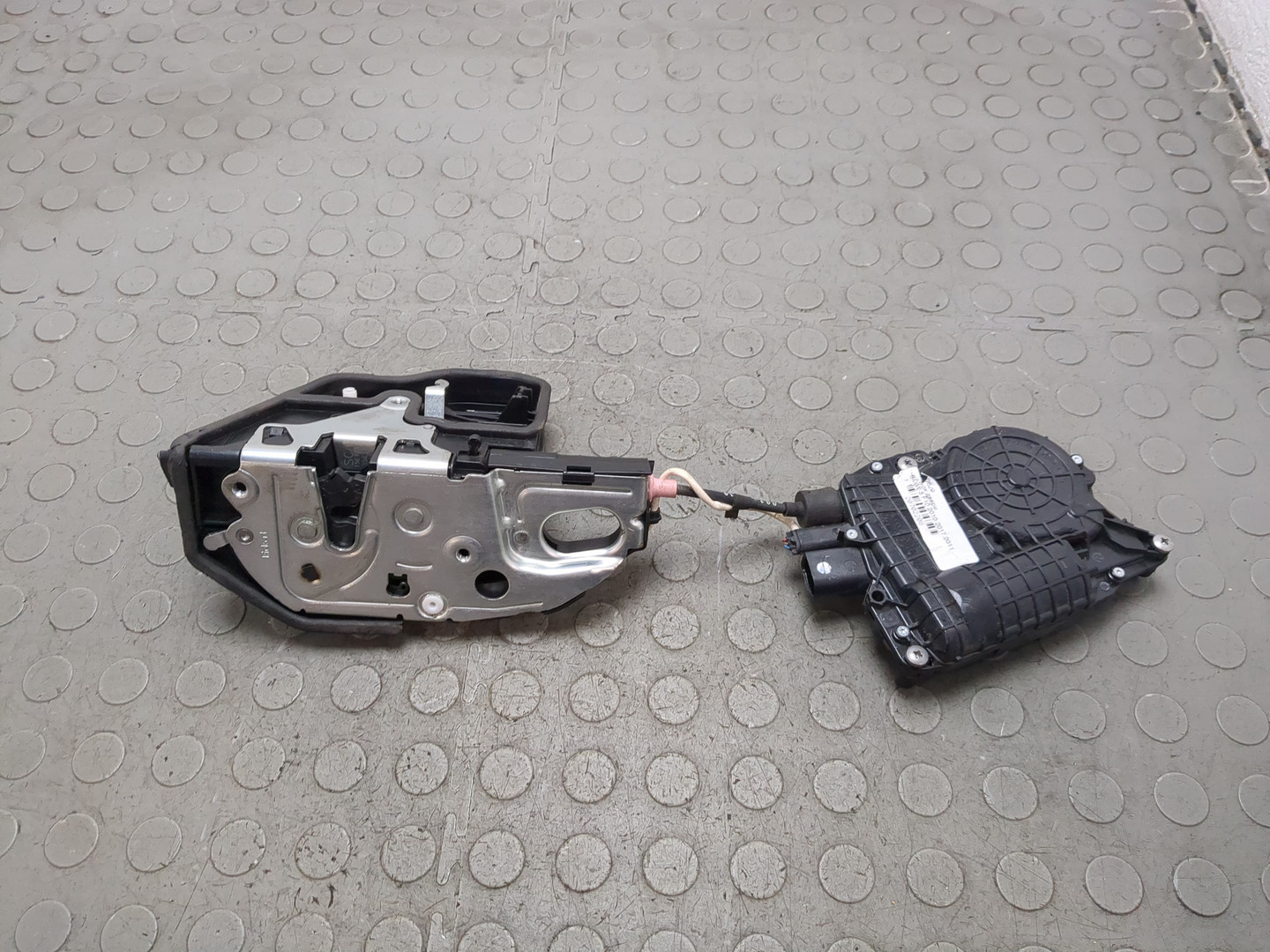 Замок двери задней левой