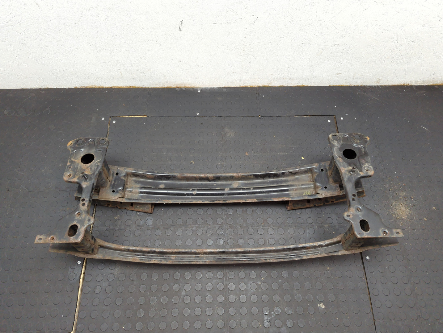 Усилитель переднего бампера