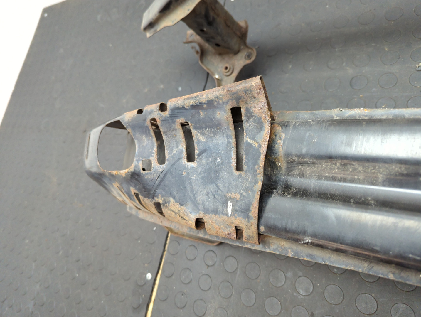 Усилитель переднего бампера