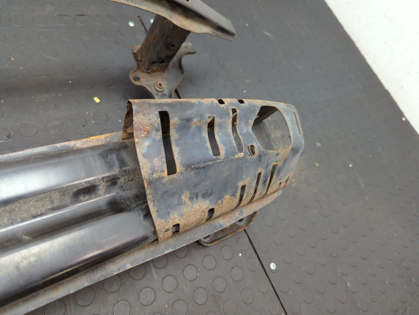 Усилитель переднего бампера