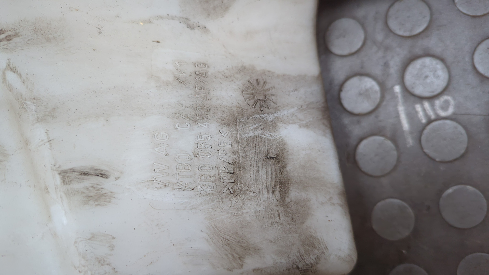 Бачок омывателя лобового стекла