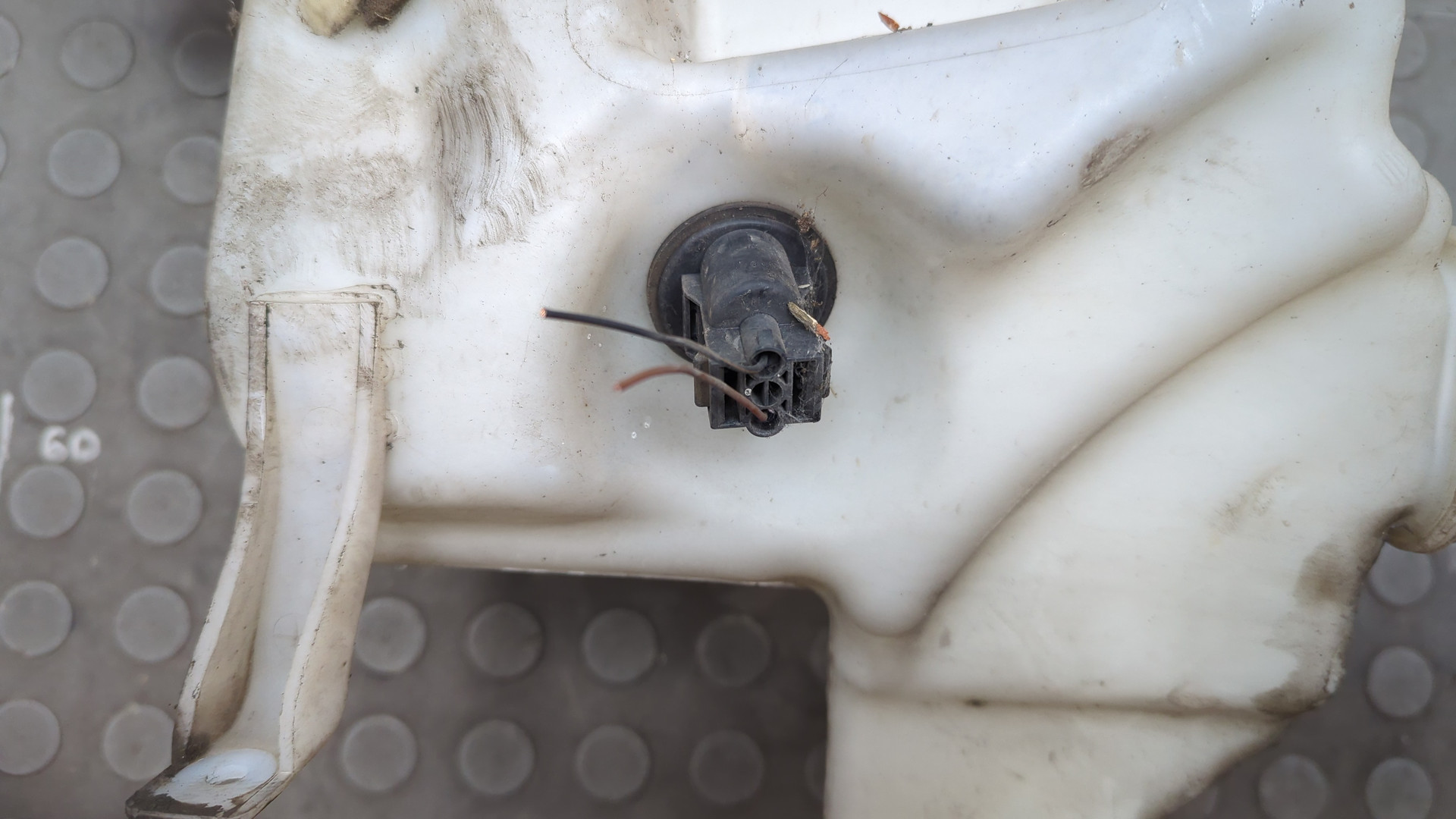 Бачок омывателя лобового стекла