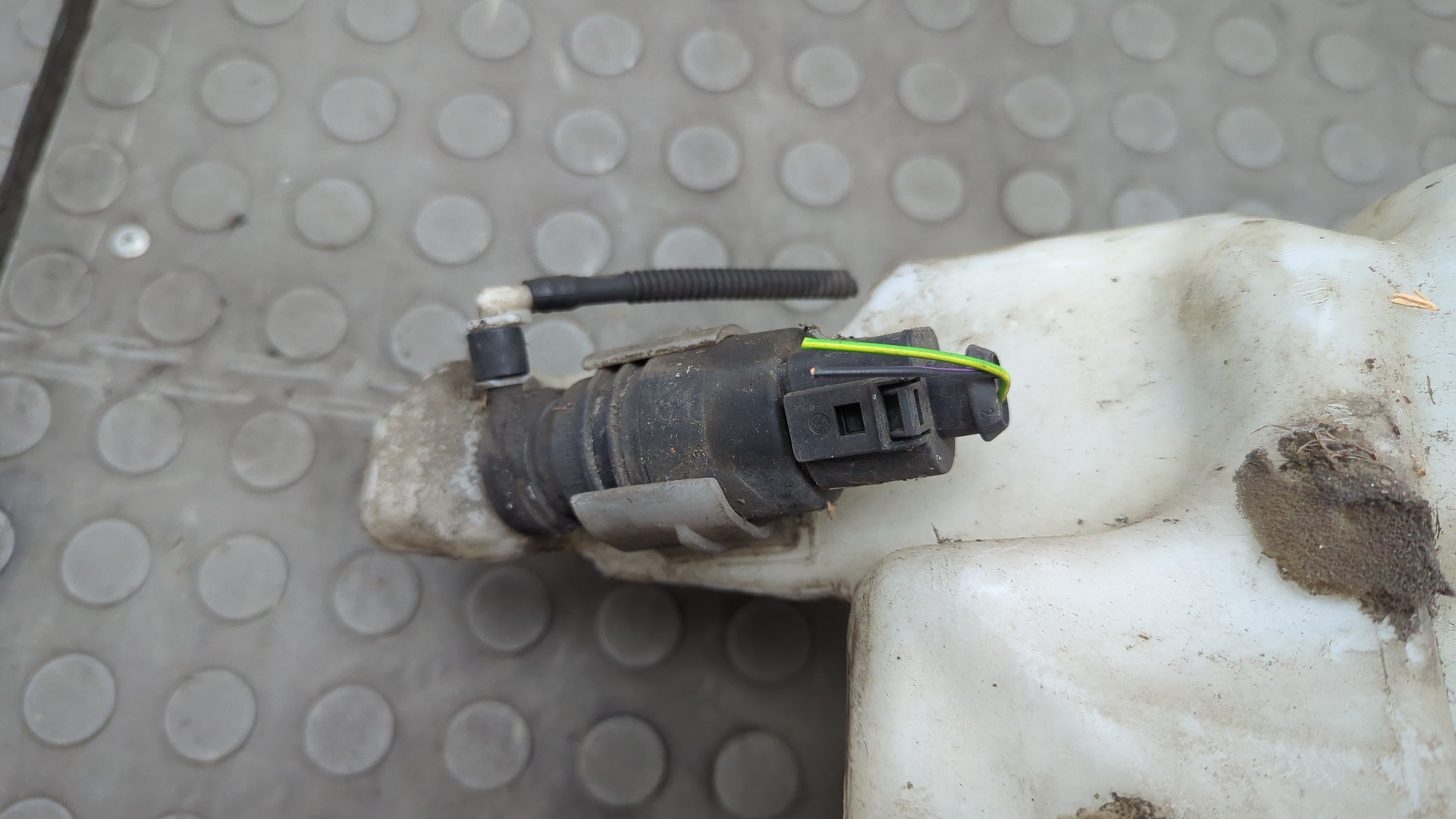 Бачок омывателя лобового стекла