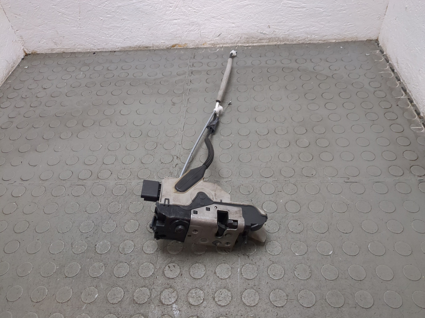 Замок двери передней правой