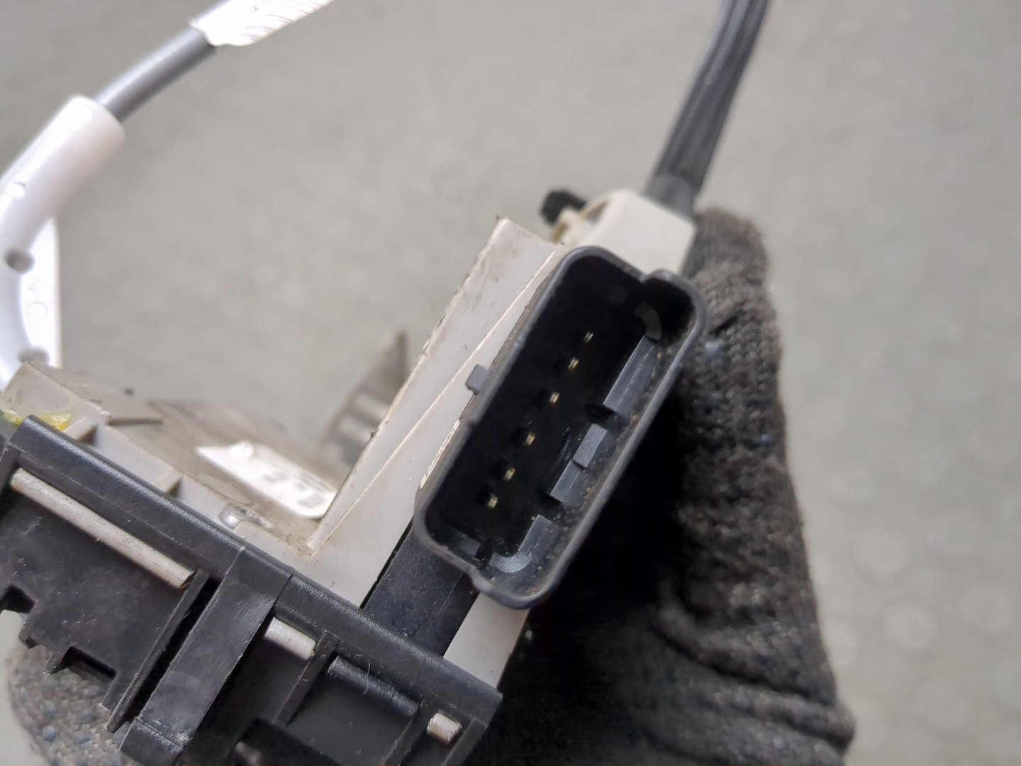 Замок двери передней правой