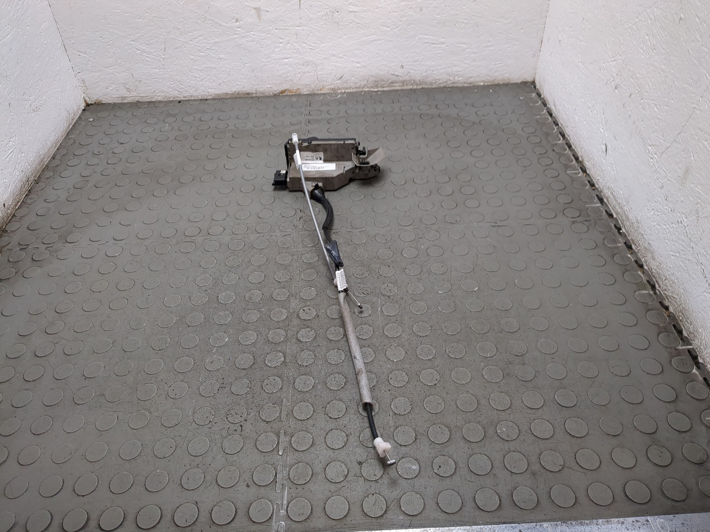 Замок двери передней правой