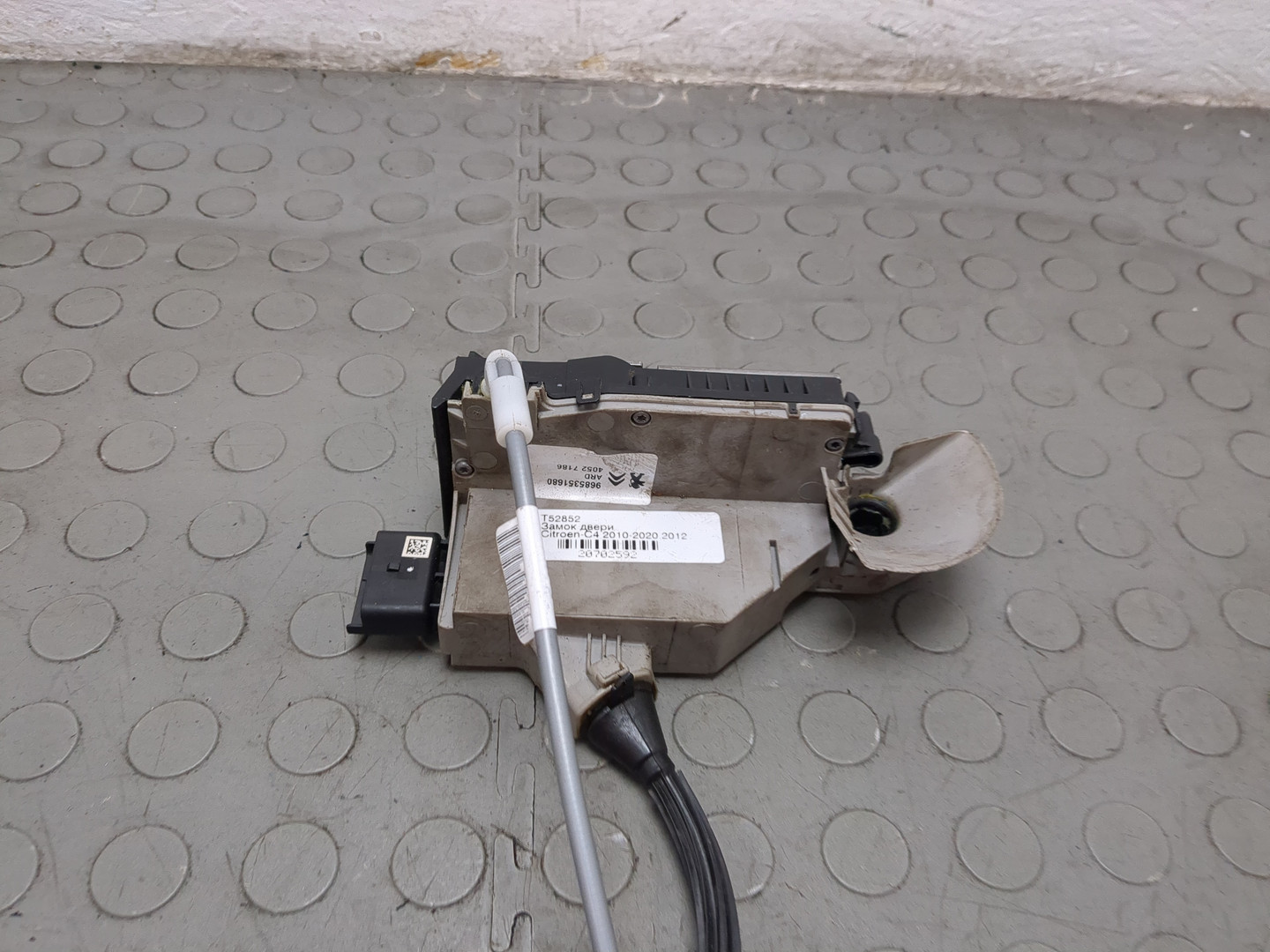 Замок двери передней правой