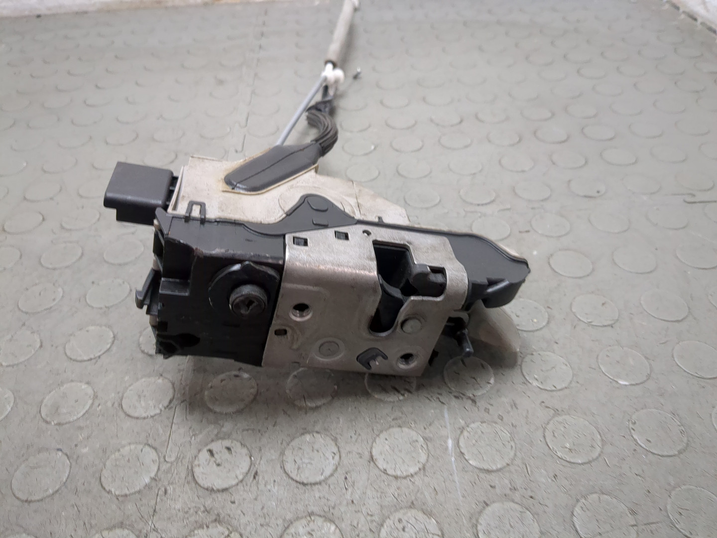 Замок двери передней правой